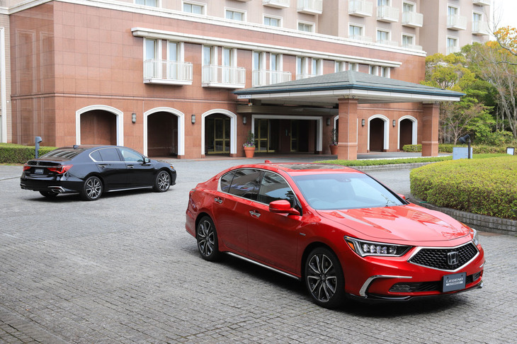 ボディーカラーは、写真右の新色「プレミアムディープロッソ・パール」を含む全8色がラインナップされる。