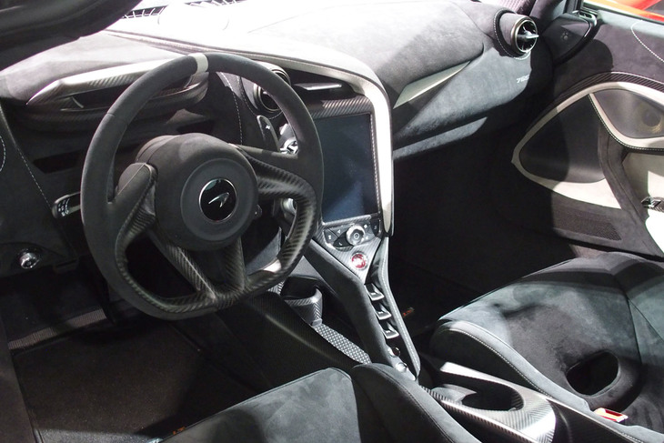 カーボンとアルカンターラで仕立てられたインテリア。エアコンやオーディオシステムはオプションとなる。