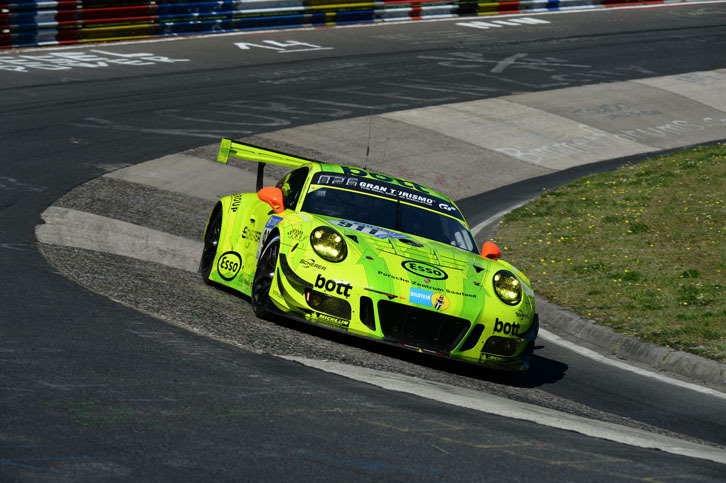 “ニュルの神様”と呼ばれるマンタイレーシングは、ポルシェのワークスとして2017年の大会に復帰。3台の「911 GT3 R」を最高峰のSP9クラスに投入したものの、12号車が26周目でマシントラブル、911号車が27周目に他車と接触し、レース序盤でリタイアした。中盤に接触しながらレースに復帰していた59号車も、最終的にマシントラブルでリタイア。