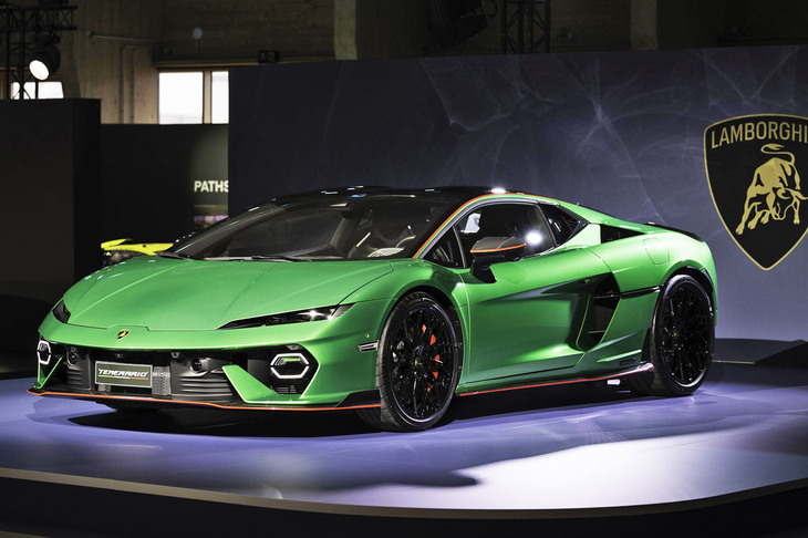 2024年8月に発表された「ランボルギーニ・テメラリオ」。「ウラカン」の後継を担う“ベビーランボ”だが、その意匠は先達とは大きく異なっている。
