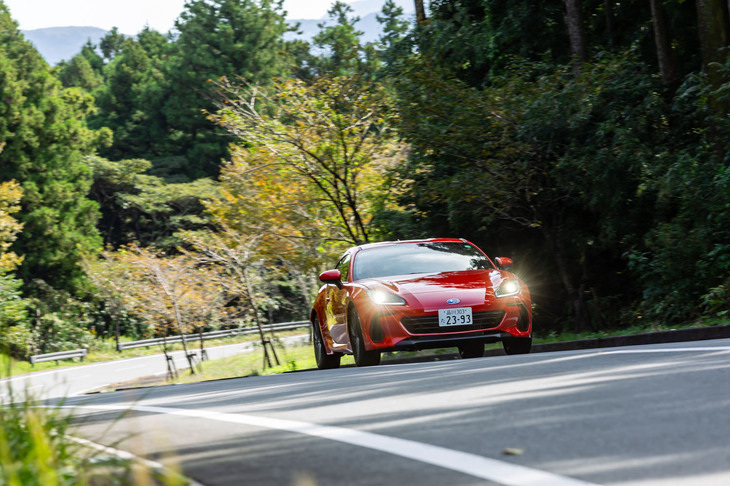 「STIスポーツ」を除く全グレードでダンパーの減衰力特性を変更。スポーツ走行時の安定感と普段使いでの乗り心地を両立したとのことだが、端的にいえばリアの足まわりがわずかに硬くなった。