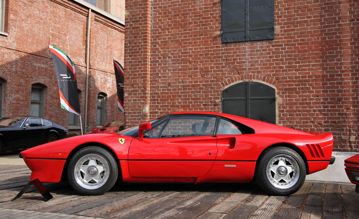 前述したようにCクラスで優勝した1985年「フェラーリ288GTO」。「308GTB」に似せてはいるが、ほとんど別物の車体にランチアのグループC用2.8リッターV8 DOHCツインターボエンジンを搭載した、グループBホモロゲーションモデル。後端が反り返ったダックテールとサイドのスリットは往年の「250GTO」へのオマージュ。