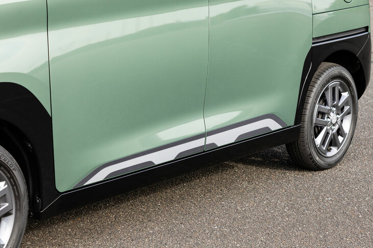 清水「ドアのこのアンダーガードみたいなヤツは、シールですか？　これは塗装じゃないですよね」　
	渕野「はい。柔らかいシールでした。柔軟で厚みのある、昔風に言うとビトロみたいな感じの」