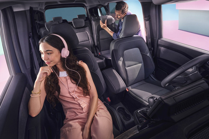 3列シートの採用により乗車定員7人となる「グランカングー」の室内。