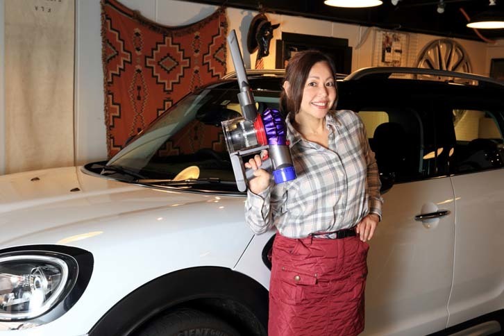 「Dyson V7 Car＋Boat」を持つと、思わずポーズを取りたくなる。「軽いから？　それともカッコイイから!?」
