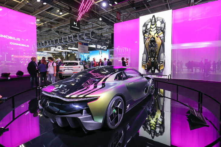 DSオートモビルのコンセプトカー「DS E-TENSEパフォーマンス」。玉虫色が似合うクルマなんて、そうそうないと思うんですよね。