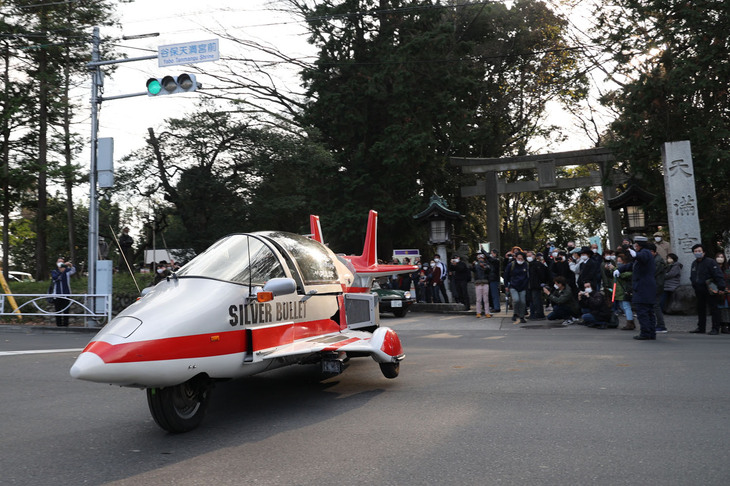 このイベントではおなじみの1989年「パルス」。アメリカ製の二輪車（ただし左右の主翼状の下にそれぞれ補助輪が付いている）で、パワーユニットは「ホンダGL1500」用の1.5リッター水冷フラット6。登録は大型二輪で、運転時はヘルメット着用が義務づけられるとのこと。