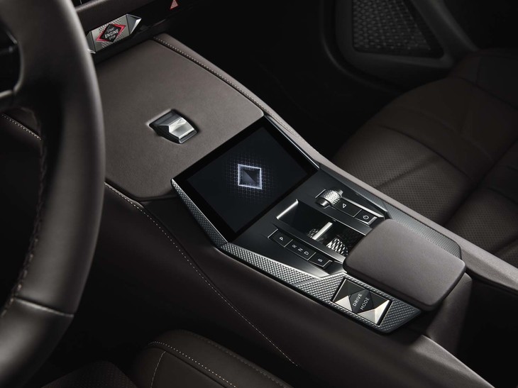 センターコンソールには「DSスマートタッチ」と名づけられた5インチのタッチスクリーンを装備する。