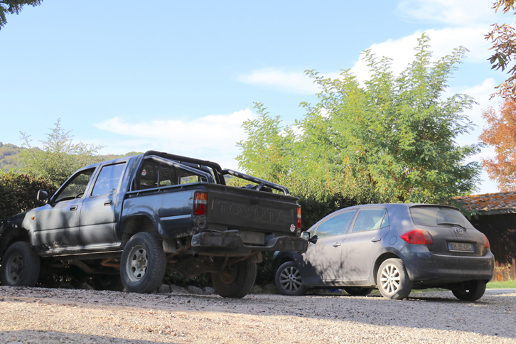 そのハイラックスの隣にあるのは……。