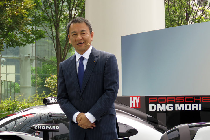 ポルシェ ジャパンの歴史について説明する七五三木敏幸社長。