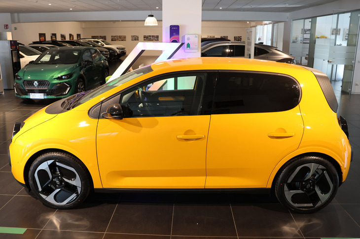 もし初代に5ドアが存在したら、このような感じであったろう、と思わせるアングル。バッテリーの15％から80％までのチャージは、11kWの交流ウォールボックスで1時間55分。オプションで使えるようになるDC急速充電器で28分である。