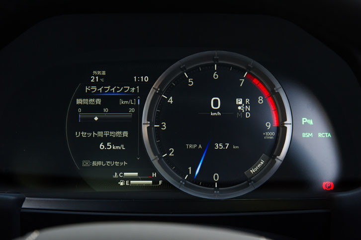 メーターパネルのデザインは「LFA」譲り。メーターリングを左右に移動させ、燃費などの各種情報が表示できる。