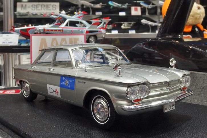 玩具商社の老舗、国際貿易のオリジナルブランドであるAMIEのレジン製1/18「ウルトラマンSSSP 科学特捜隊 専用車」。劇用車だが、そもそも実車は初代「シボレー・コルベア」にステッカーを貼っただけだった。2016年12月発売予定で、価格は4万8600円と立派。