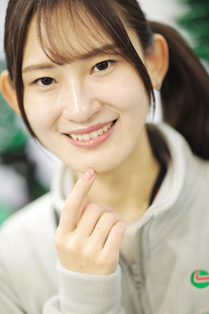 TEIN & CASTROLブースの春名なこさん