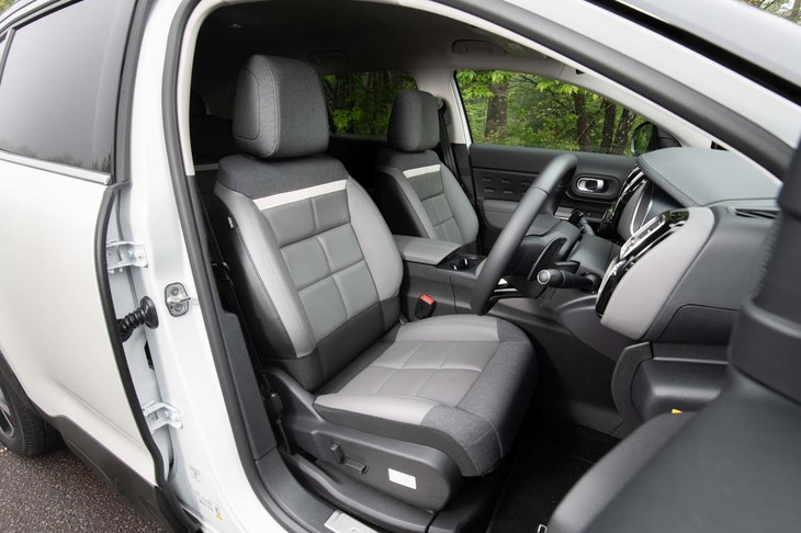 ガソリンモデルではナッパレザー表皮やシートヒーター、アルミペダルなどからなるセットオプション「ナッパレザーパッケージ」が選べない。シートはファブリックとレザーのコンビ表皮となる。