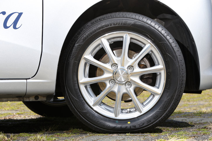 「ダイハツ・ムーヴ」（「カスタムRS」を除く）のタイヤサイズは155/65R14。登録車の中で最もコンパクトな部類のリッターカーより、さらに外径や周長の小さなタイヤが装着される。