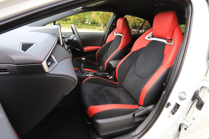 「G“Z”」と「ハイブリッドG“Z”」のみにオプションで用意される、本革とウルトラスエードのコンビシート。このシートを選ぶと、内装色がブラックとレッドのツートンカラーとなる。