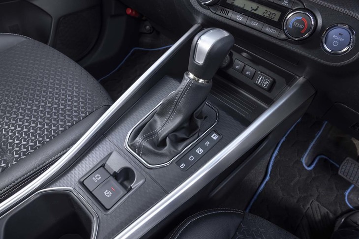 シフトセレクターはハイブリッド車も純ガソリン車も共通のストレート式を採用している。