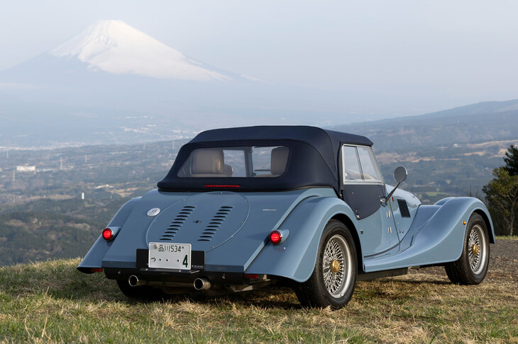 現行型の「プラスフォー」は2020年3月にデビュー。モーガンではそれまで、鉄製のラダーフレームに木とアルミでできたボディーを架装する、昔ながらの車両構造を受け継いできたが、2019年発表の「プラスシックス」以降は、アルミ製のバスタブシャシーを各車に用いている。