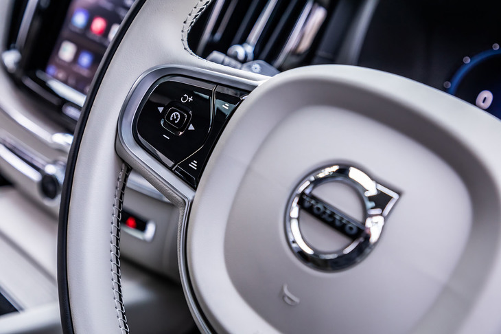 ステアリングホイールの左スポーク部に、運転支援システムの操作系を配置。操作ロジックは変わらないが、直感的にコントロールできるわかりやすさが自慢だ。
