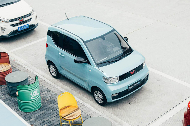 中国の上汽通用五菱汽車がリリースした「宏光MINI EV」。全長2900mmほどのコンパクトEVであり、満充電からの航続距離は120km（NEDC）をうたう。中国での価格は2万8800元（約47万円）から。