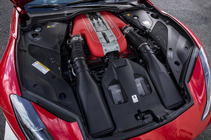 巨大なV12エンジンをフロントミドに搭載する「フェラーリ812スーパーファスト」。