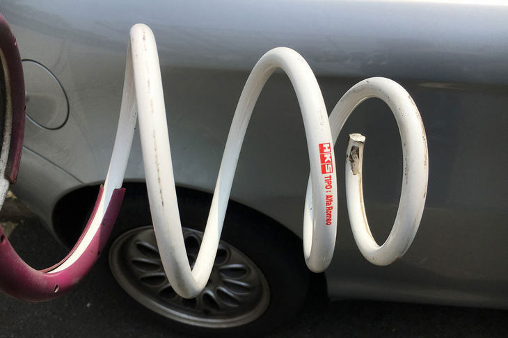 以前に乗っていた「147」でタイヤハウスの隙間がずっと気になっていたことから、車高はショートスプリングで2cm下げている。