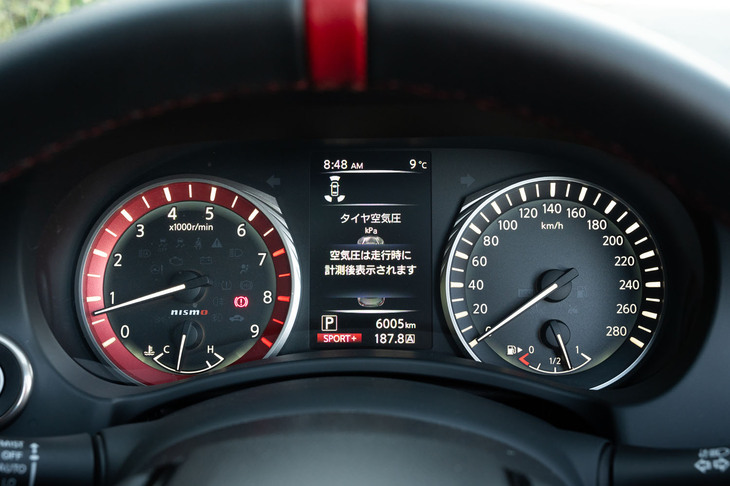 エンジン回転計に赤いリングをあしらったメーターパネルは「NISMO」専用デザイン。速度計のフルスケールも280km/hになっている。