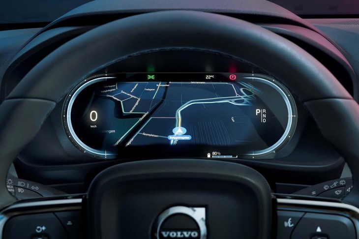 メーターパネルは液晶タイプ。カーナビのルート案内も表示できる。