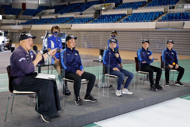 コンテンツの中には、Team TOYOのドリフトドライバーによるトークショーも。司会を務めた今村隆弘総監督ともども、皆がD1の裏話を披露した。