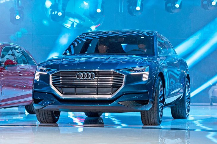 2015年のフランクフルトモーターショーに出展された「アウディe-tronクワトロコンセプト」。