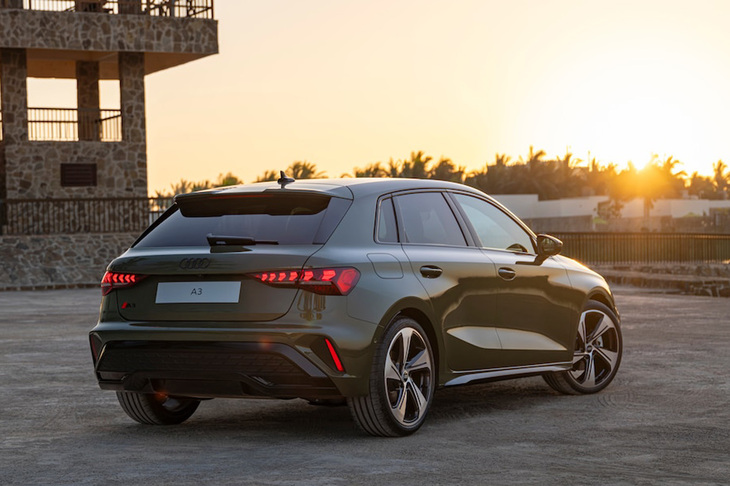 今回のマイナーチェンジで、リアバンパー形状やリアコンビランプ内側のデザインも変更された。