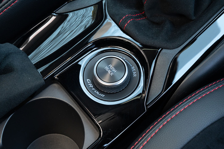 ダイヤル式の4WDモードセレクター。前後の駆動力配分は60：40、30：70、50：50の3種類から選択可能で、シーンに応じて好適な駆動力配分を選ぶことができる。