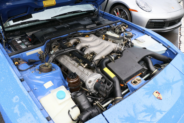 最高出力220PSを発生する「944ターボ カブリオレ」の2.5リッター直4 SOHCインタークーラー付きターボエンジン。トランスミッションを車体後部に配置するトランスアクスルレイアウトが採用されている。