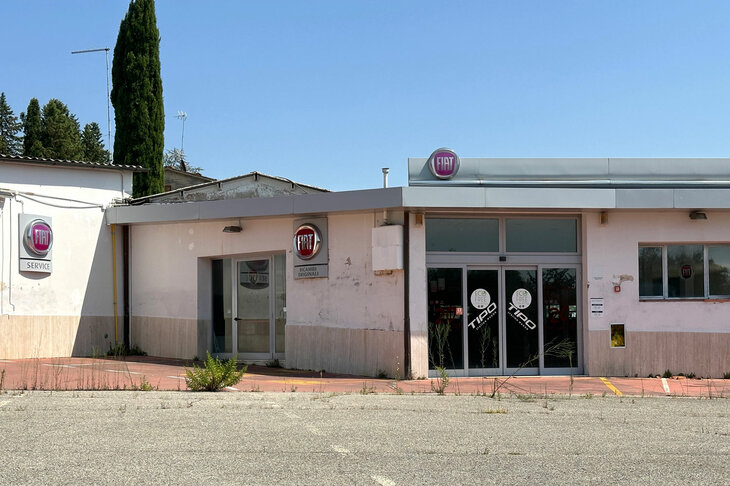 シエナの旧フィアット販売店跡。2023年8月撮影。ガラスに2代目「ティーポ（Tipo）」のロゴが残っていることからして、少なくとも2015年までは営業していたと思われる。