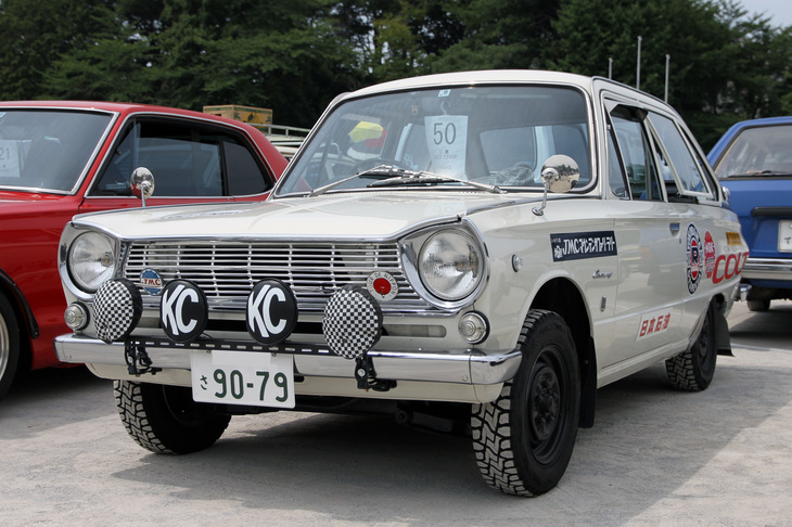 ラリー仕様に仕立てられた、非常に珍しい1968年「三菱コルト1100F」。1965年にデビューした、2ストローク3気筒エンジンを積んだ「800」に始まるコルトのファストバックシリーズは、エンジンを4ストローク1リッター直4に換装した「1000F」、エンジンを1.1リッター拡大した「1100F」（後に「11-F」に改称）へと発展した。本来この顔つきは800／1000F時代のもので、1100Fにはなかったはずと思いきや、ニュージーランドからの逆輸入中古車とのことだった。