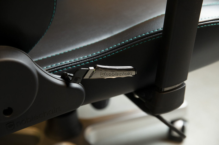 背もたれの角度調整用レバー。最大135度のリクライニングのほか、最大11度のロッキング（かけた体重に合わせて、座面と背もたれが後方に同調可動する機構）設定ができる。大柄なドイツ人が座ることを念頭に設計されているため、フレームは頑丈なスチール製で、耐荷重は120kgを誇る。