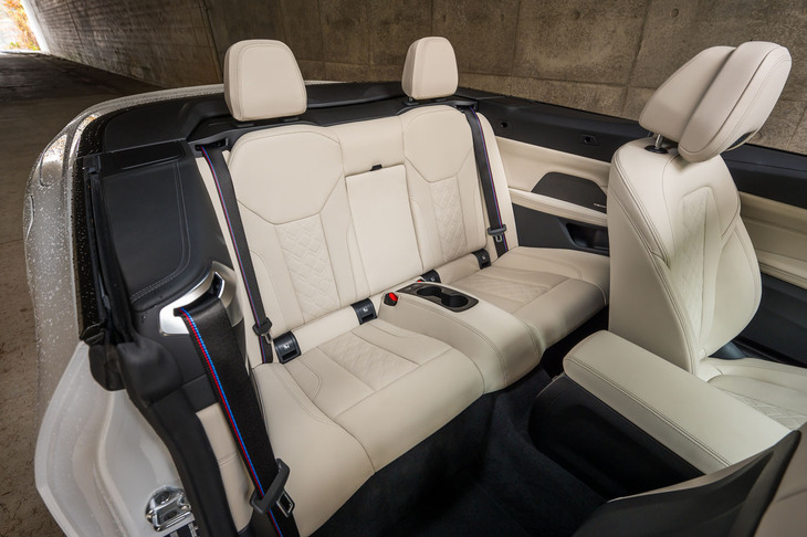 2人掛けの後席には短時間であれば大人も座れそうだ。カップホルダーも2つ備わっている。