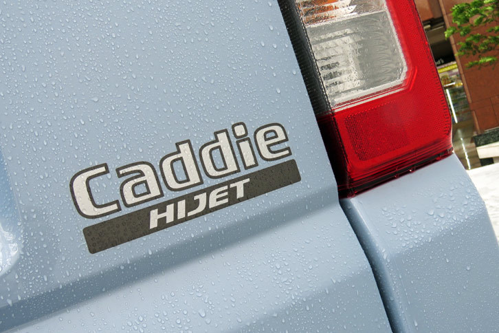 テールゲートを飾る「HIJET Caddie」のステッカー。