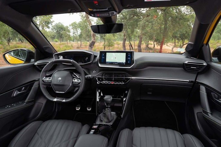 コックピットまわりは、小径のステアリングホイールや3Dデジタルヘッドアップインストゥルメントパネル、センターコンソールの7インチスクリーンなどが特徴となっている。（写真は欧州仕様車）