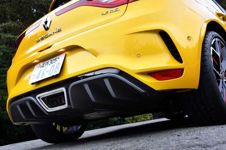 リアエンドには走行安定性を高めるディフューザーが装着される。センター出しのエキゾーストパイプは可動式のバルブを装備。走行モードにより排気の流れを変化させる。