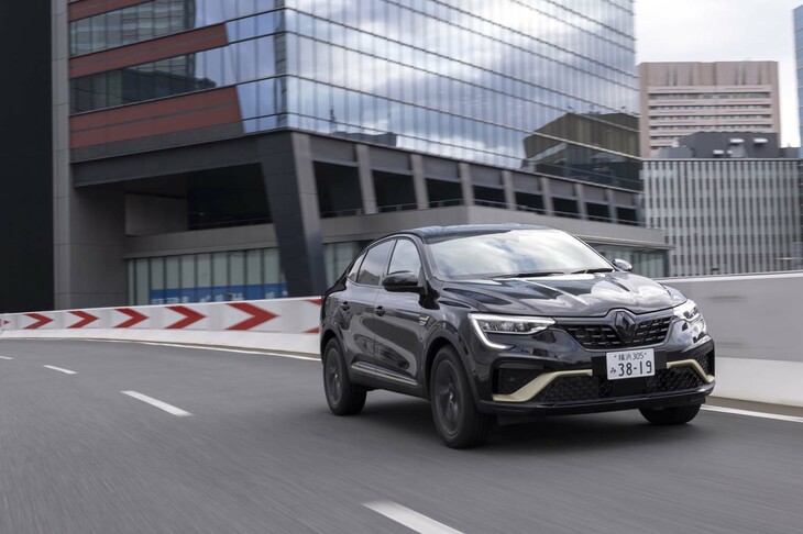 首都高速を行く「アルカナE-TECHエンジニアード」。従来の「R.S.ラインE-TECHフルハイブリッド」よりもシックになり、都会の街並みによくなじむ。