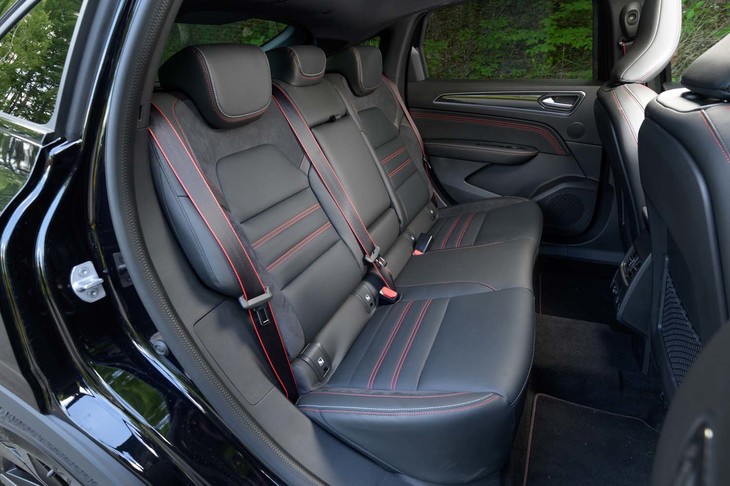 ルーフが後傾しているため、SUVとしては後席の着座位置が低め。前席のヘッドレストの大きさも相まって前がよく見えない。