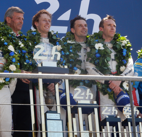 写真右から、優勝したNo.2 ポルシェ919 ハイブリッドのドライバーであるT.ベルンハルト、E.バンバー、B.ハートレー。左端は、ポルシェのF.エンジンガー副社長。（photo=Motoko Shimamura）