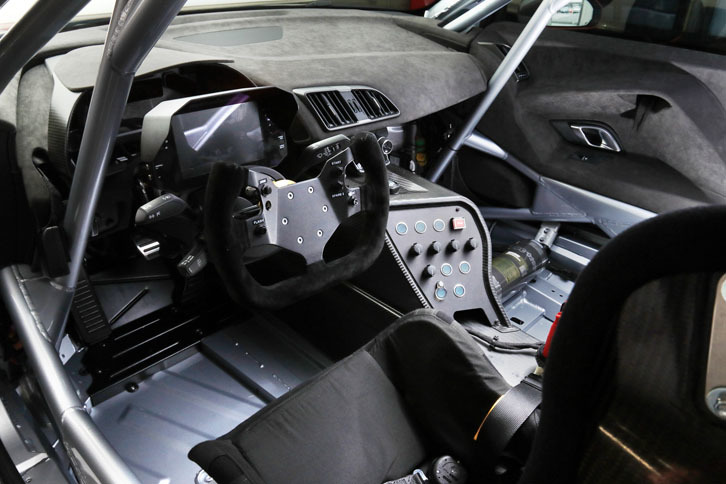 「R8 LMS GT4」の室内。ロールケージが組まれ、完全なレーシングカーとして仕立てられている。