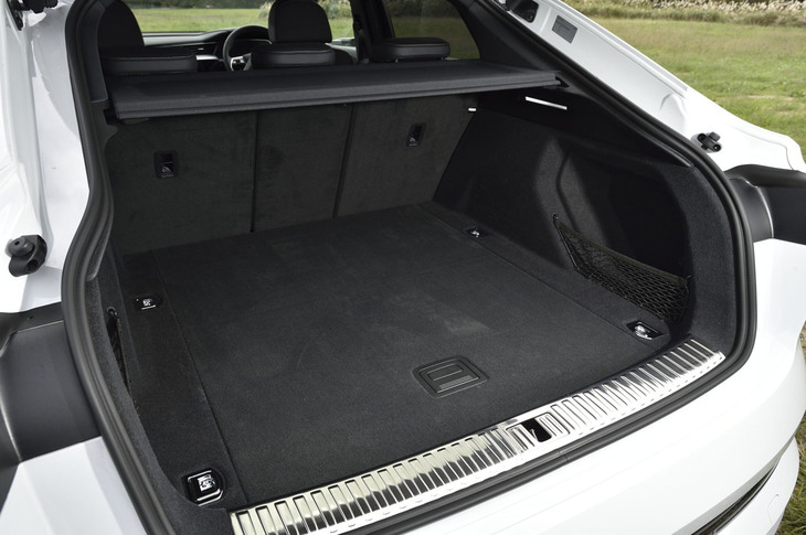 荷室容量は5人乗車の通常使用時で616リッター。後席の背もたれをすべて前方に倒せばフラットな荷室スペースが出現し、容量は1655リッターに拡大される。
