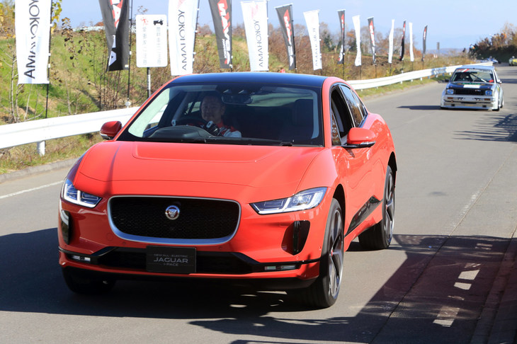 2018年9月26日に受注が開始されたばかりの「ジャガーIペース」。90kWhのリチウムイオンバッテリーを搭載した電気自動車で、航続距離は470kmとされている（WLTPモード）。