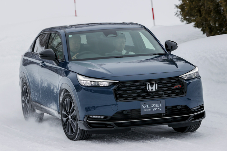 車体が軽量・コンパクトなぶん、積極的に雪上でのコントロールを楽しめた「ヴェゼル」。アンダーステアの兆候を察してスロットルを抜くと、スーッとクルマがターンインしていく。