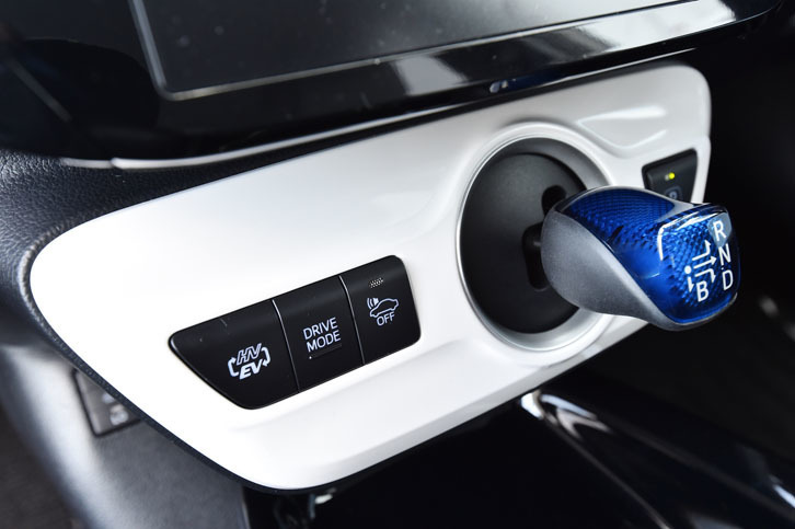 「プリウスPHV」のシフト操作は、「プリウス」と同じバイワイヤ方式。シフトセレクターの左側には、走行モードの選択スイッチが並ぶ。