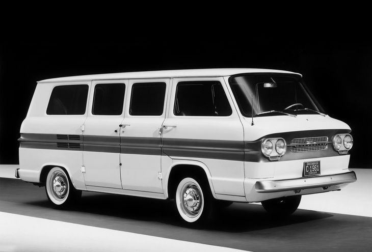 1961年には「グリーンブライア スポーツワゴン」と名乗る、9人乗りのミニバン的な派生モデルも追加された。通称タイプ2こと「フォルクスワーゲン・トランスポーター」と似た成り立ちで、ピックアップも存在した。